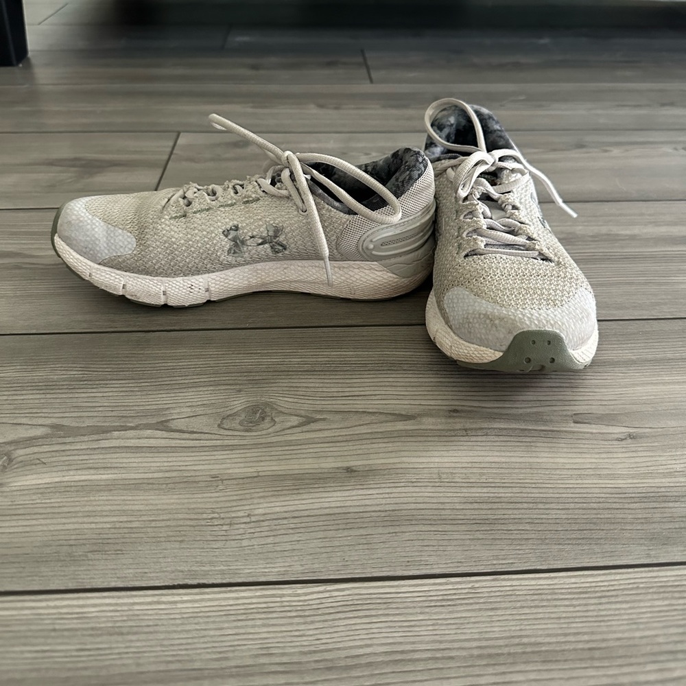 Women’s Under Arnour Rogue running shoes
